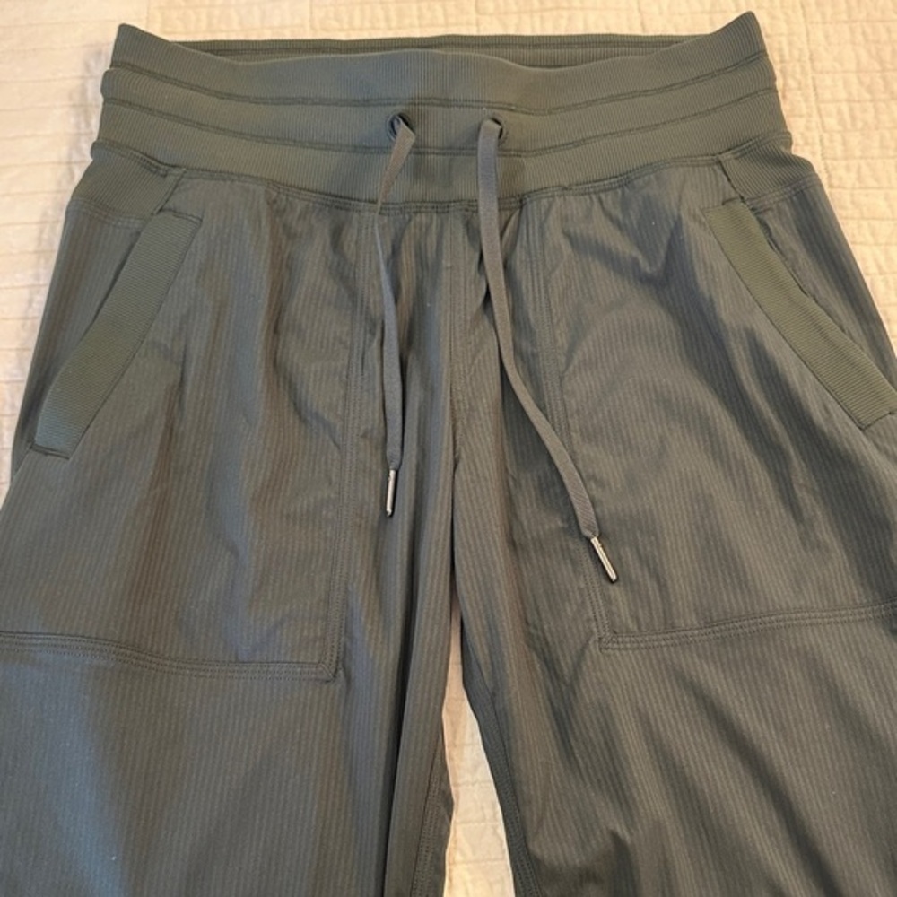 Lululemon Sz 4 Dance Studio Mid Rise 31.5” inseam NWOT Green